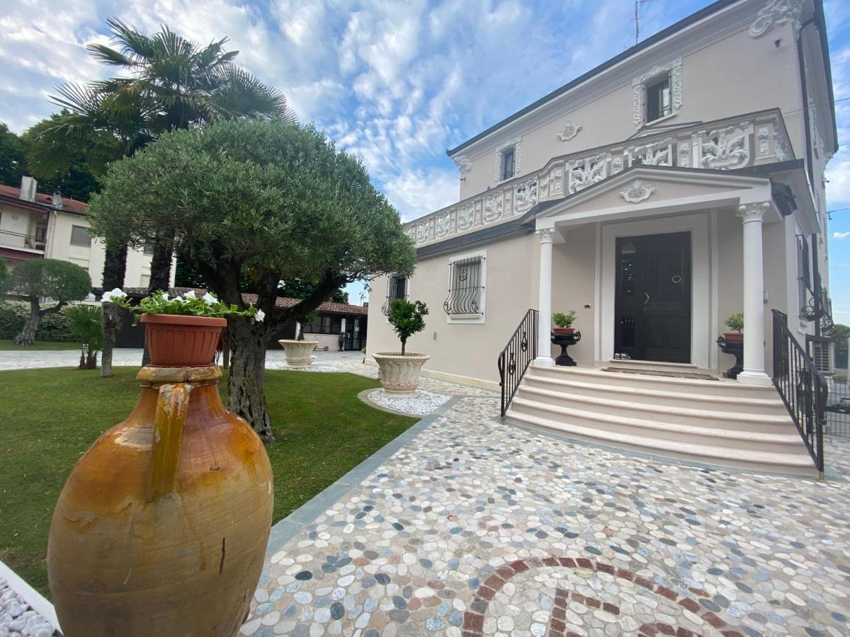 Stazione Don Camillo Bed & Breakfast *